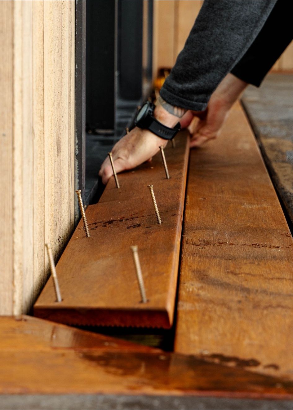 Deck entry with precision-aligned boards and clean threshold finish